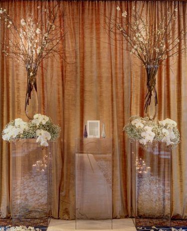 Clear_Lucite_pedestals1-375x465